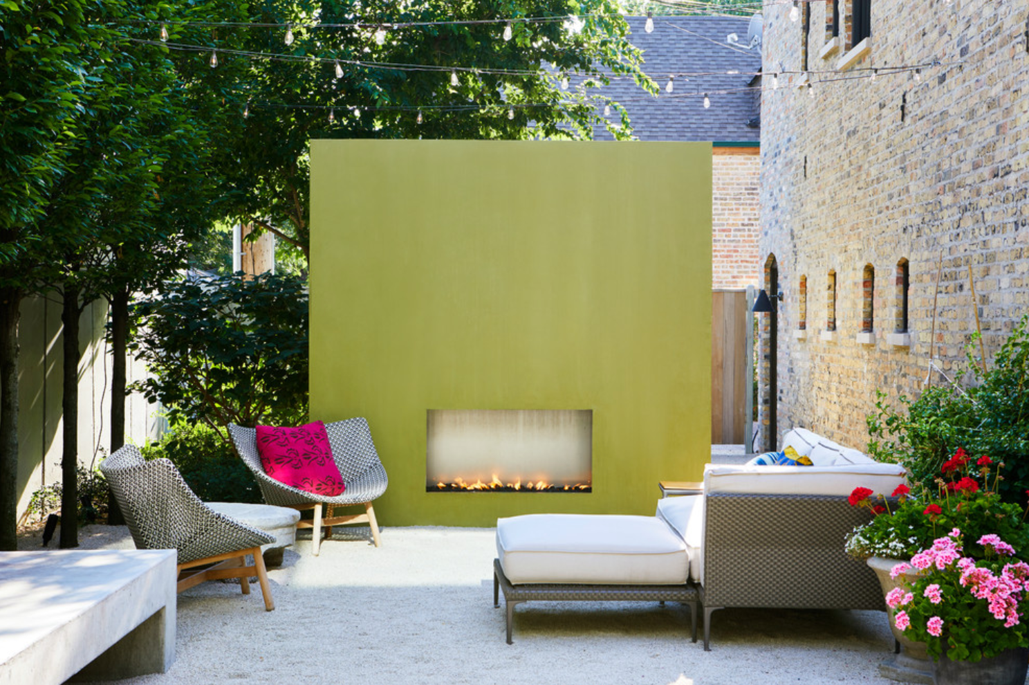 一个带几个舒适座位和大型黄色壁炉的户外空间