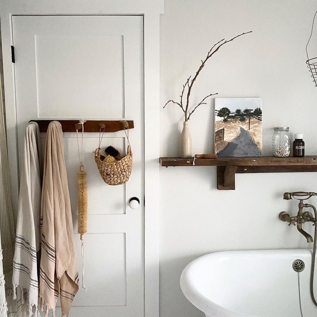 独立式浴缸，上面有架子，附近有历史悠久的门