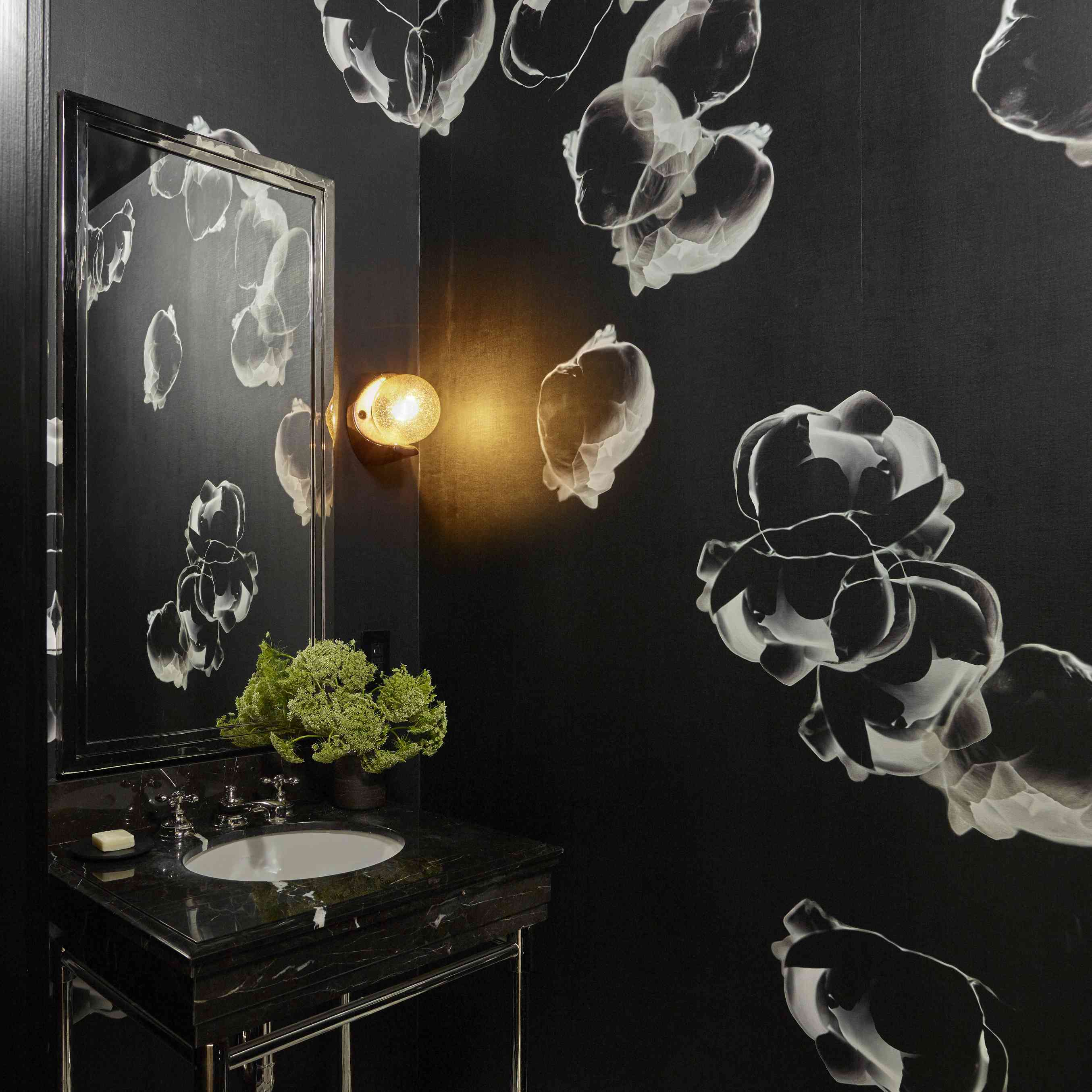 浴室配有黑色和白色壁纸。