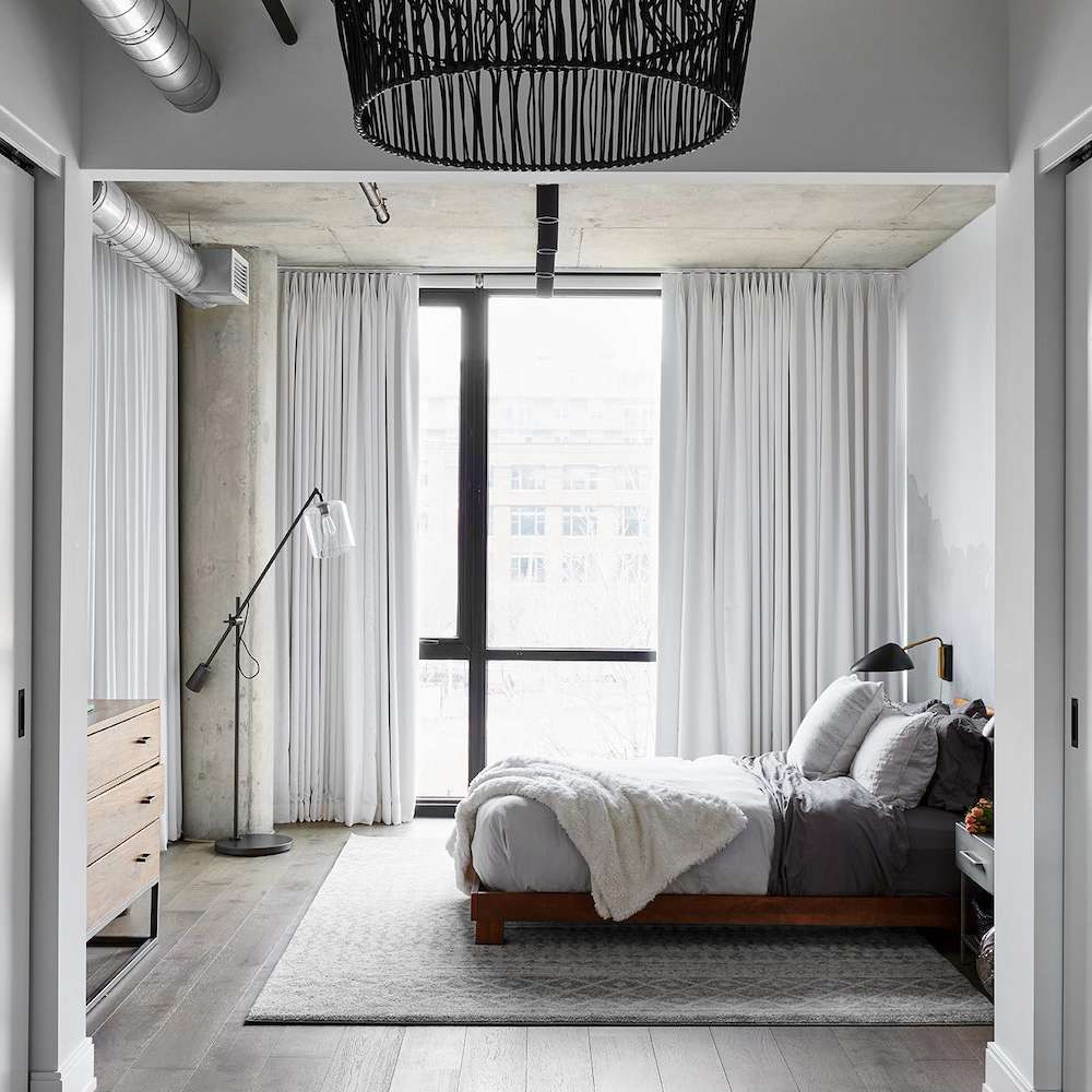 一个浅灰色卧室，白色，黑色和板岩灰色口音