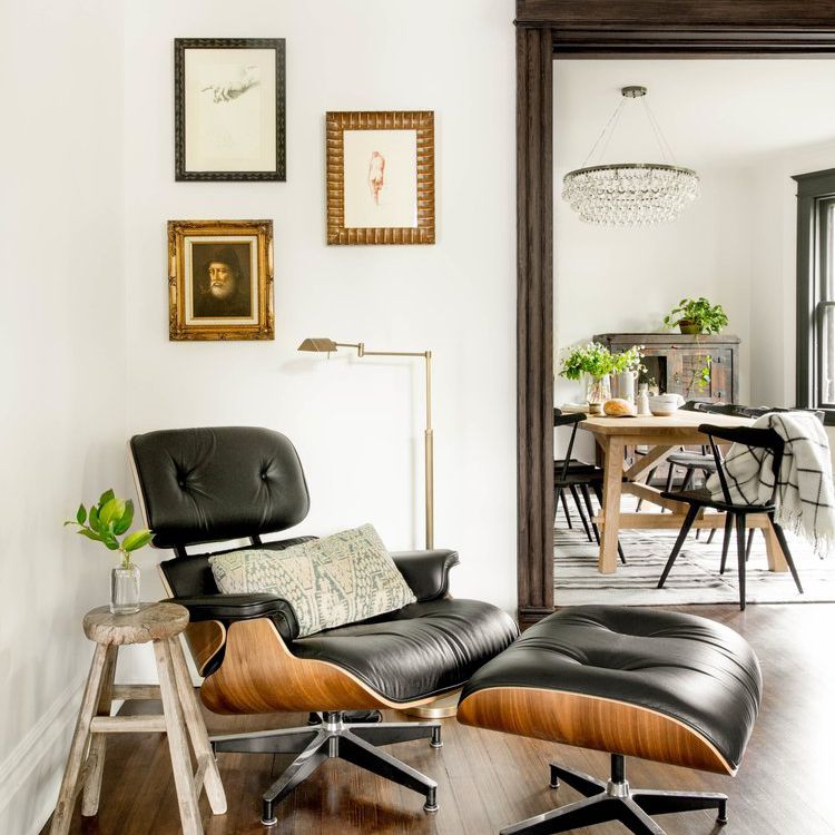 一座圆角装饰有现代休息室椅子，乡村侧桌和三件古董艺术品