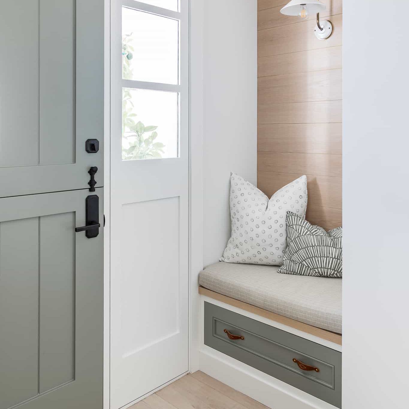 绿色的小灰色荷兰前门