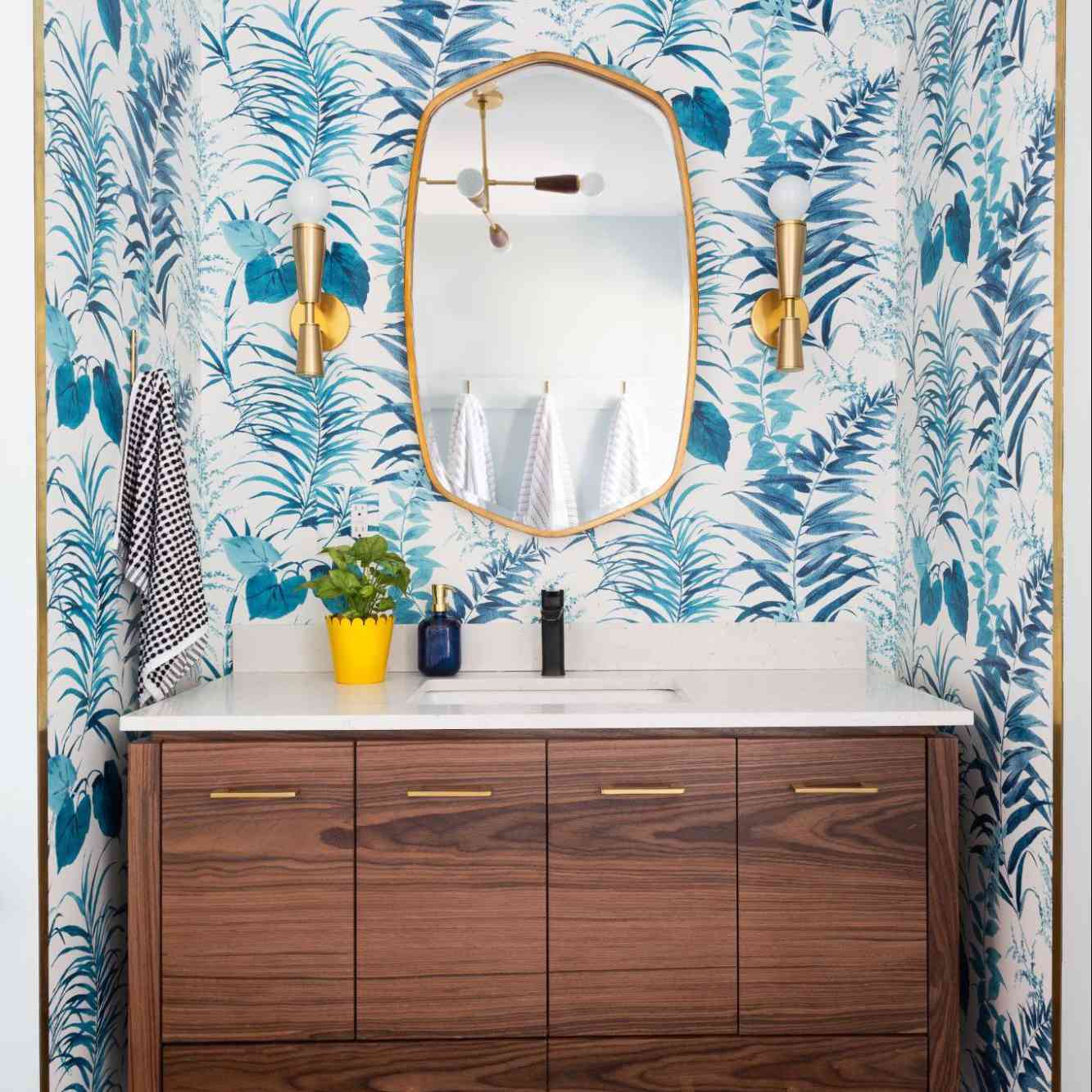 大胆的粉末室与蓝色充满活力的壁纸。