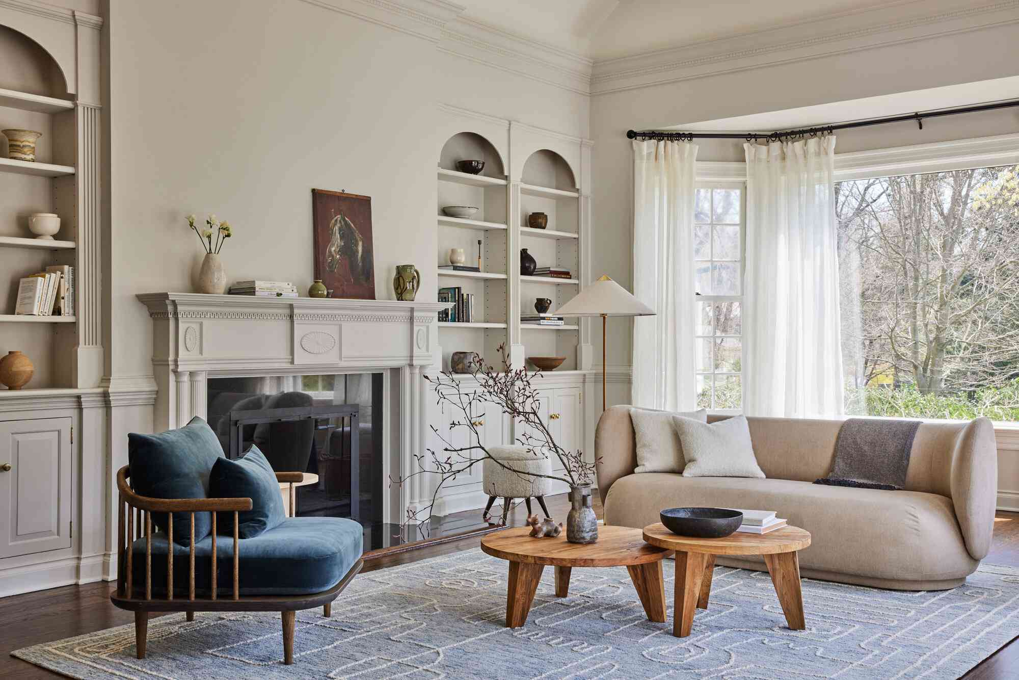 摆满了传统木制品和现代家具的客厅