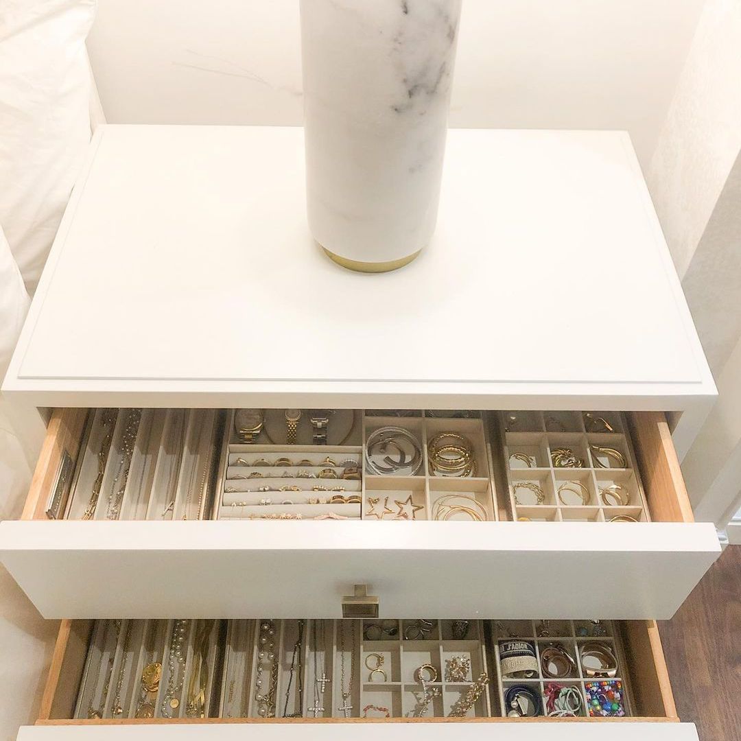 床头柜中的珠宝储存