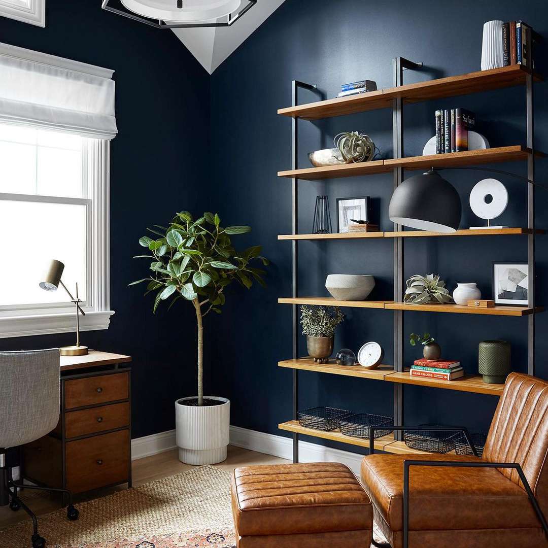 与深蓝色墙壁的办公室