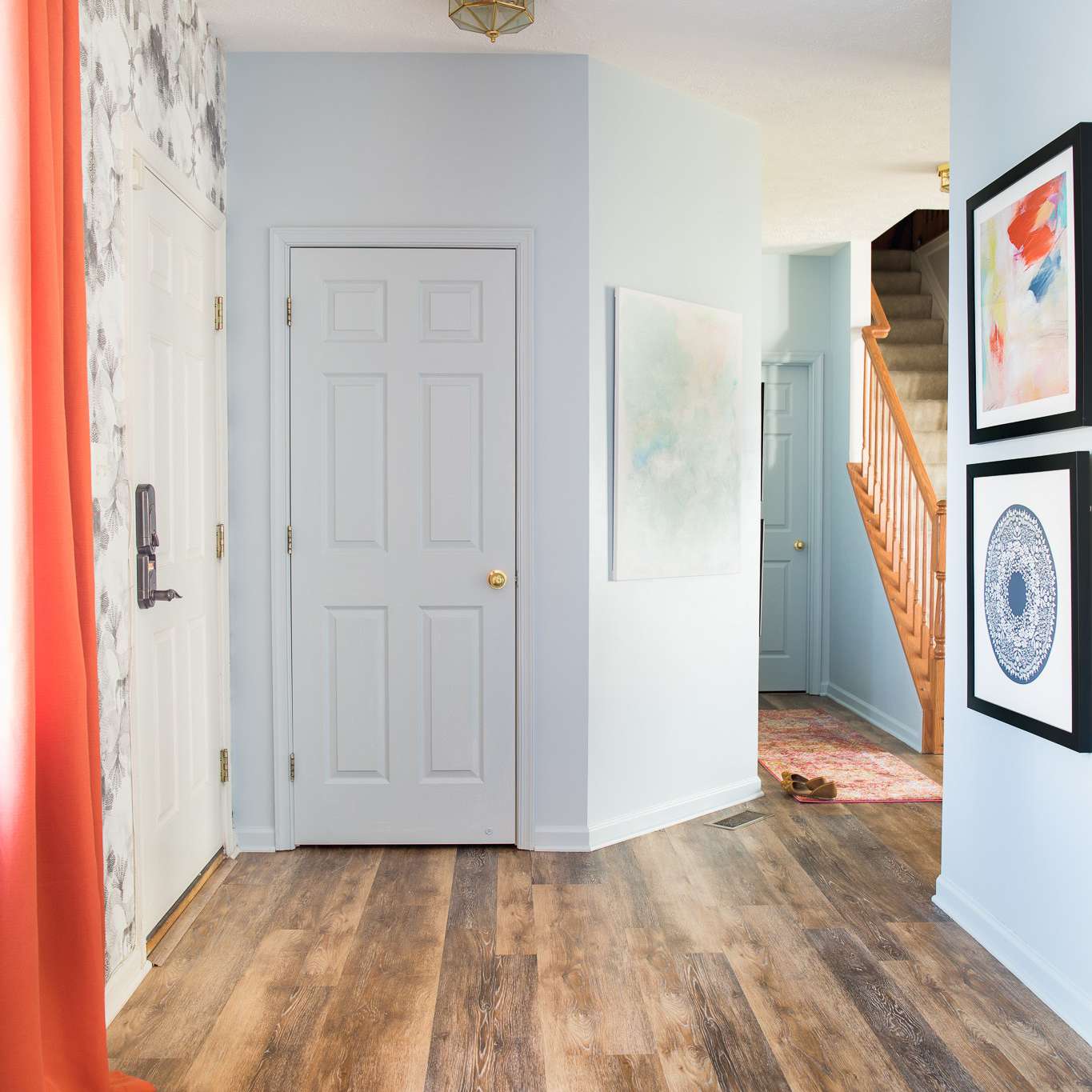 大厅衣柜门漆成蓝色