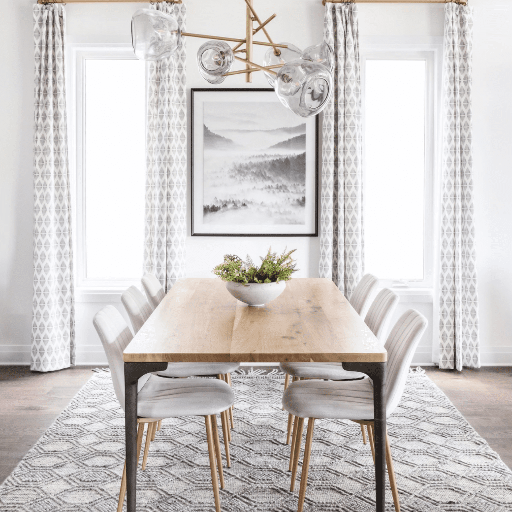 餐厅里有六角形纹理地毯和配套的六角形印花窗帘