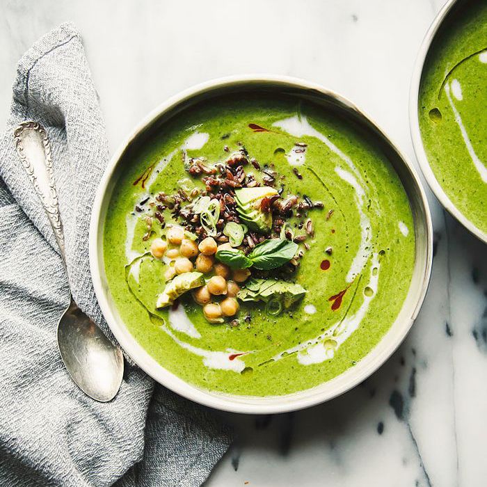 椰绿色汤，芹菜，甘蓝和姜