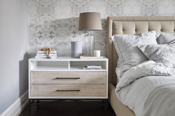 中性卧室，整齐的床头柜。