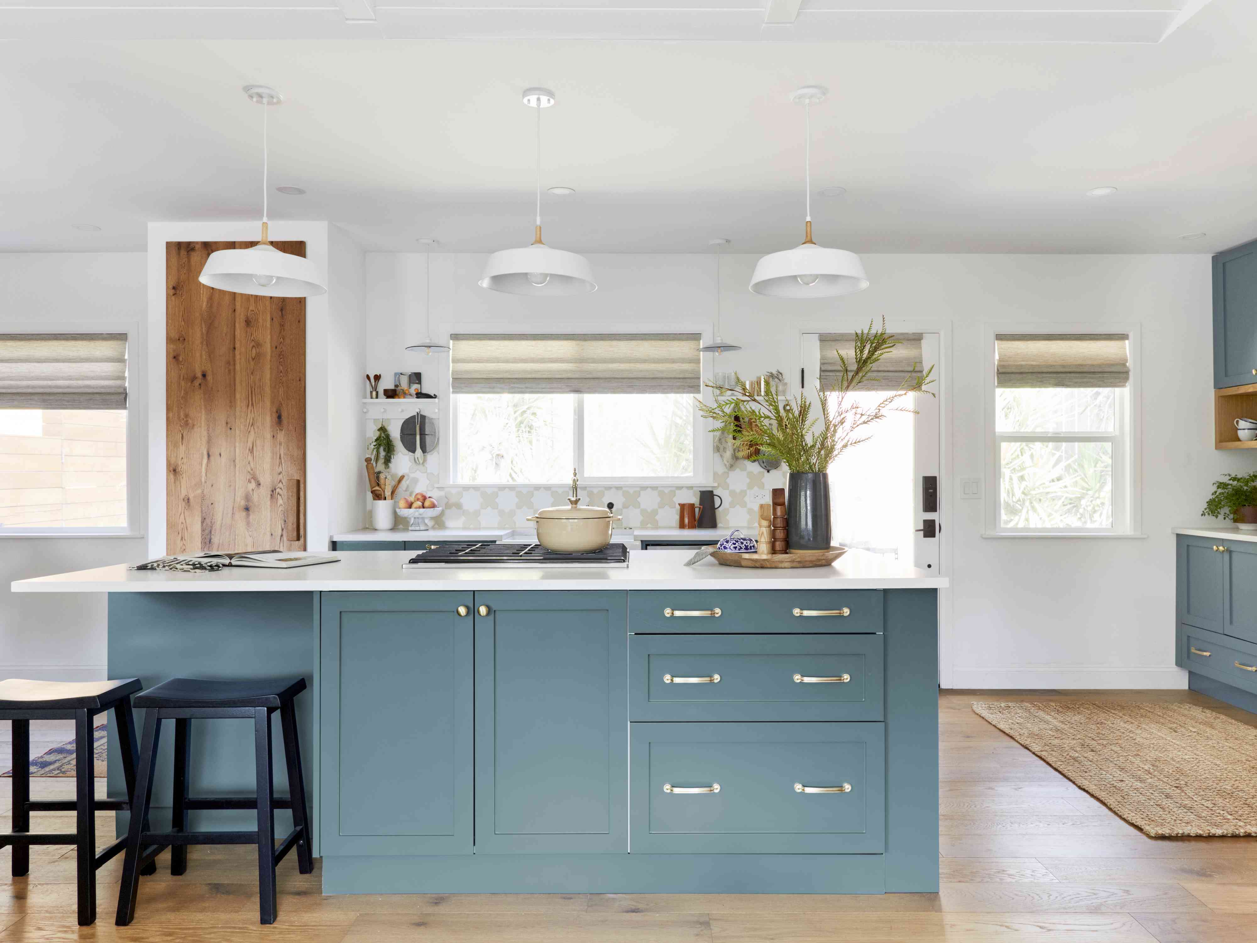 小野鸭厨房海岛在有白色垂饰光的白色厨房里。