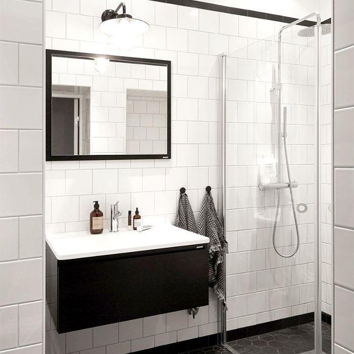 黑色和白色的浴室