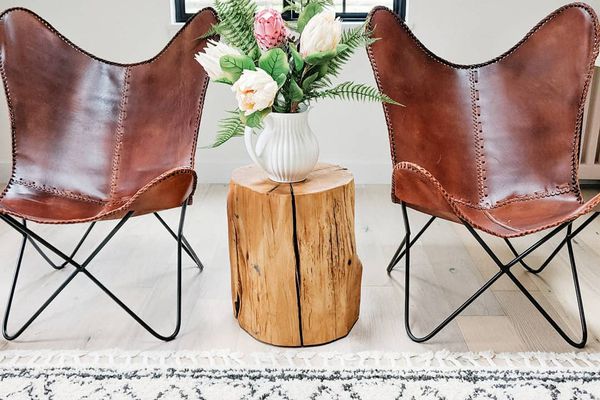 一双棕色皮革椅子