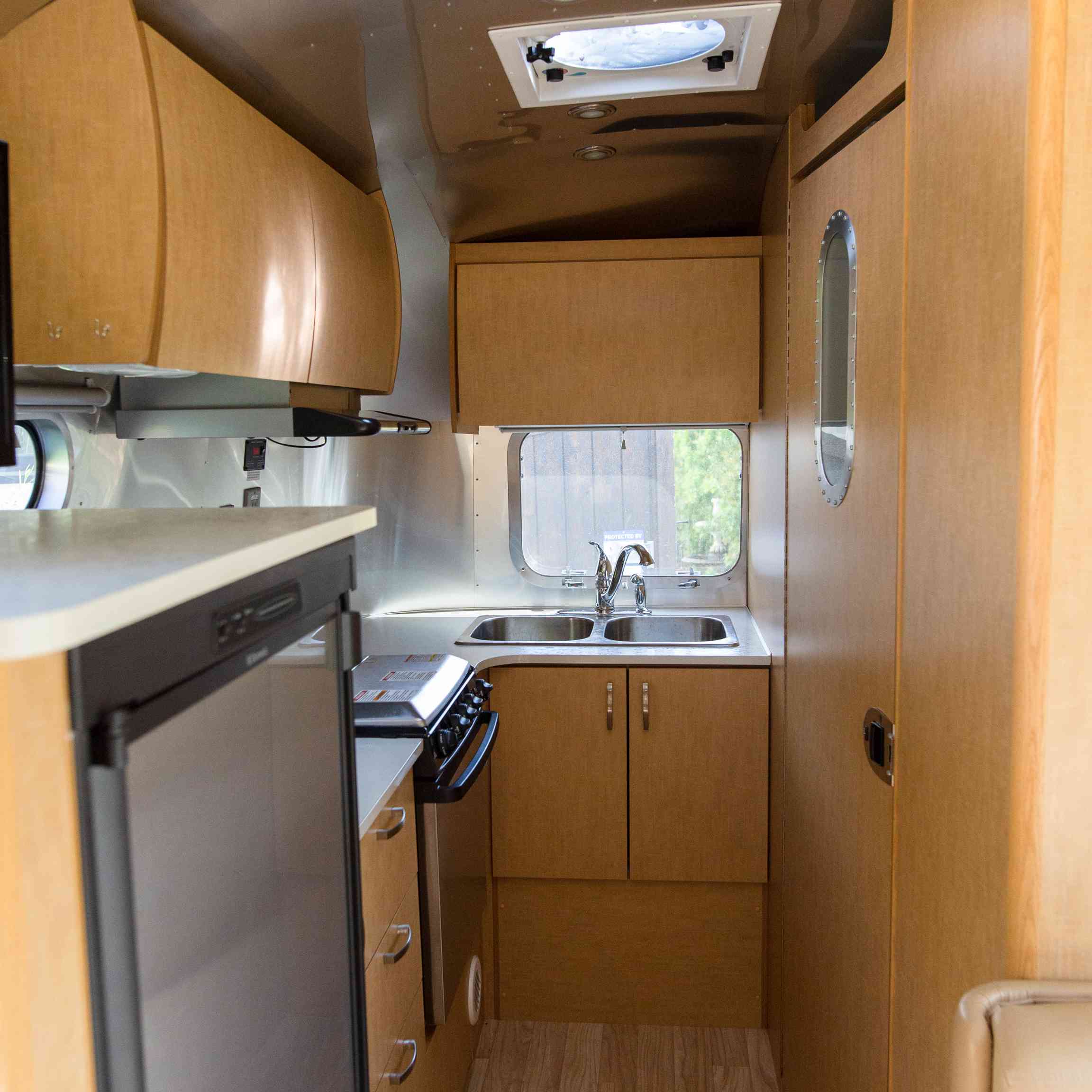 用橡木橱柜里的气流内部紧张。