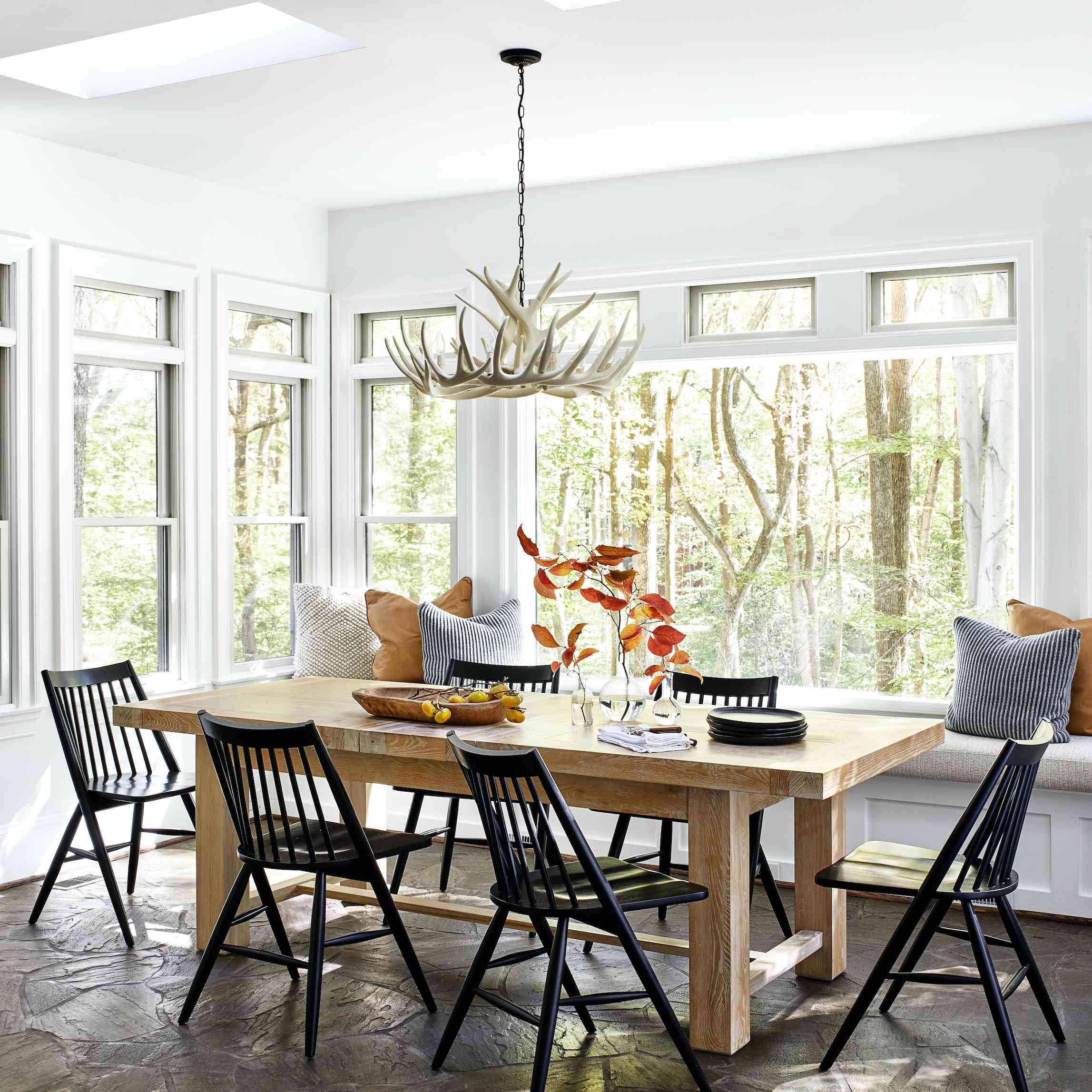 餐厅有鹿角吊灯