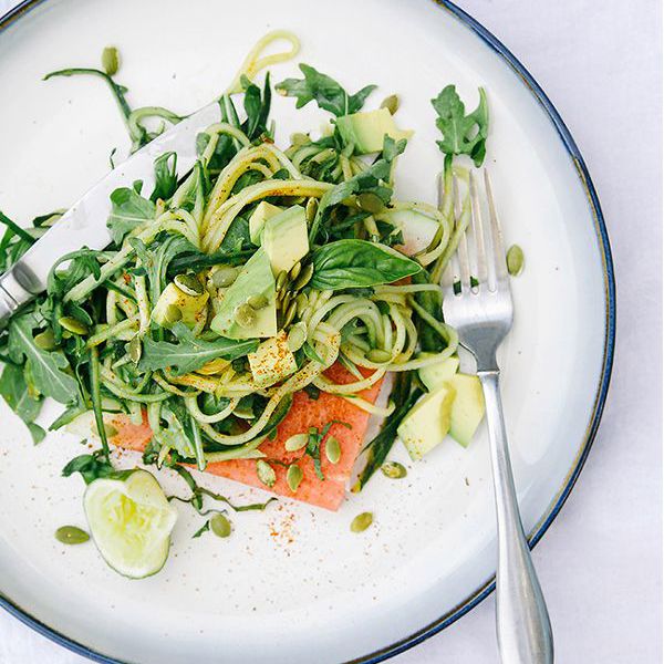 辣椒，青柠，罗勒和面条沙拉