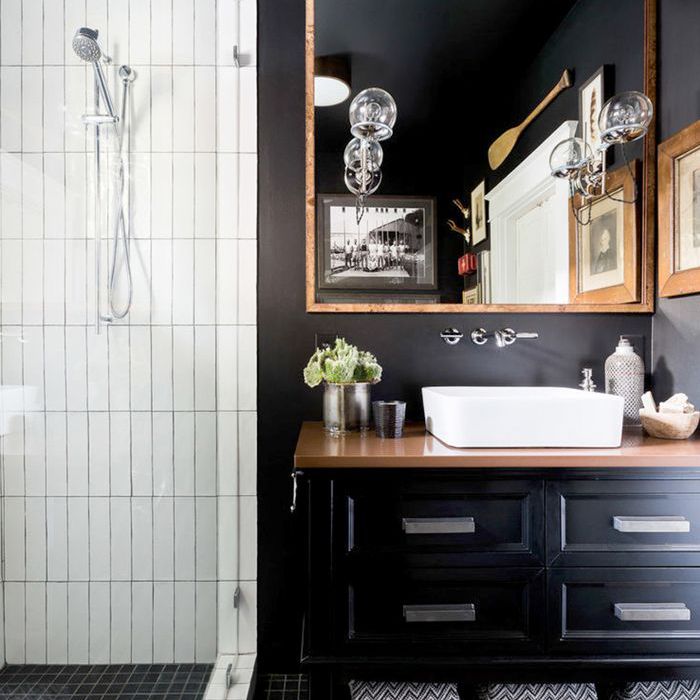 淋浴瓷砖的浴室