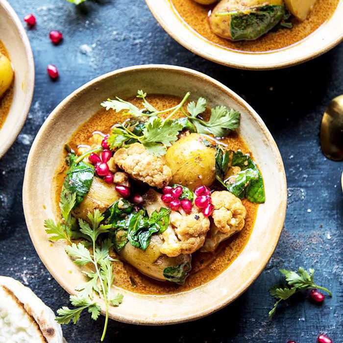 慢炖锅土豆和花椰菜咖喱