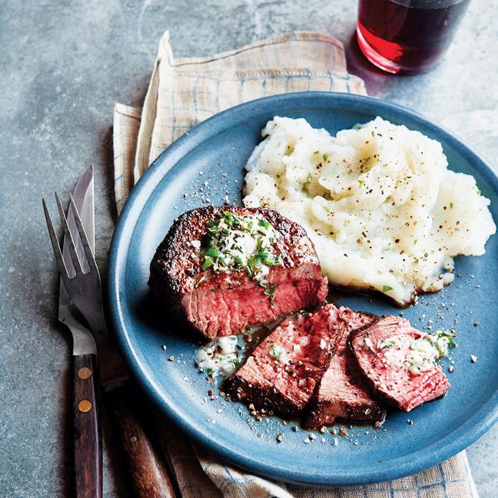 黑胡椒和牛肝菌结痂菲力与香草黄油