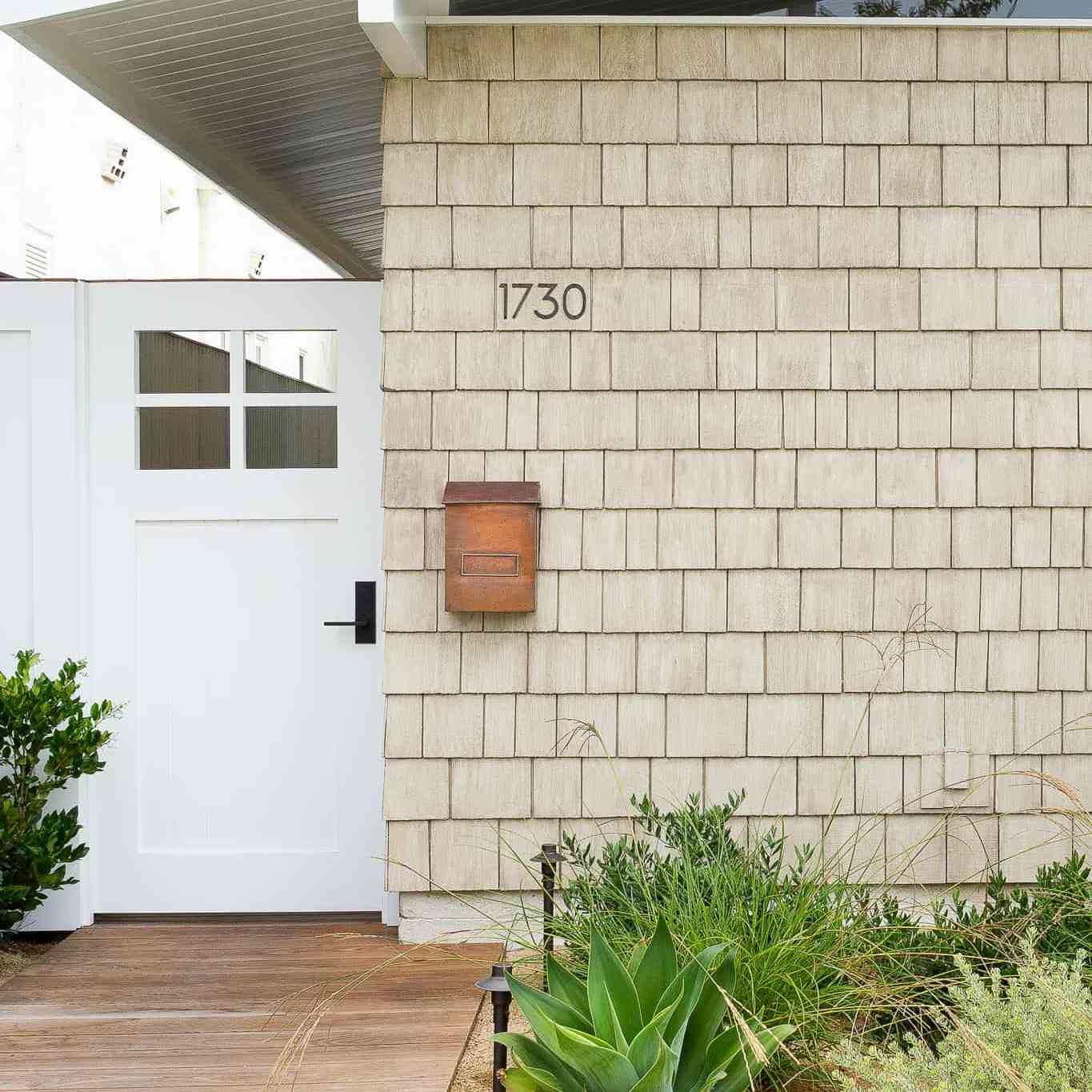 外部住宅与沙漠景观床。