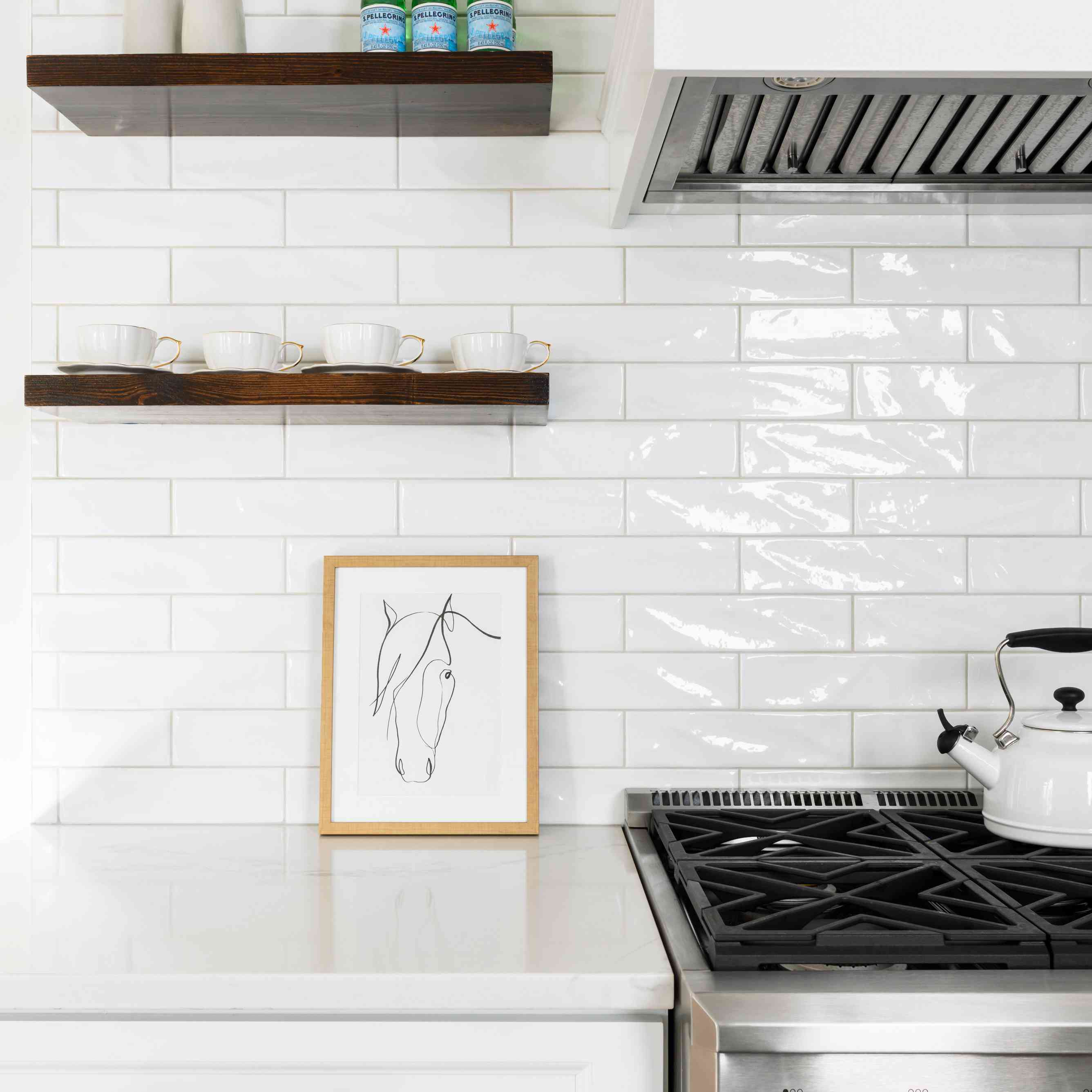 西瑞伯恩斯最喜欢的房间 - 全白色的厨房与地铁瓷砖的小插曲