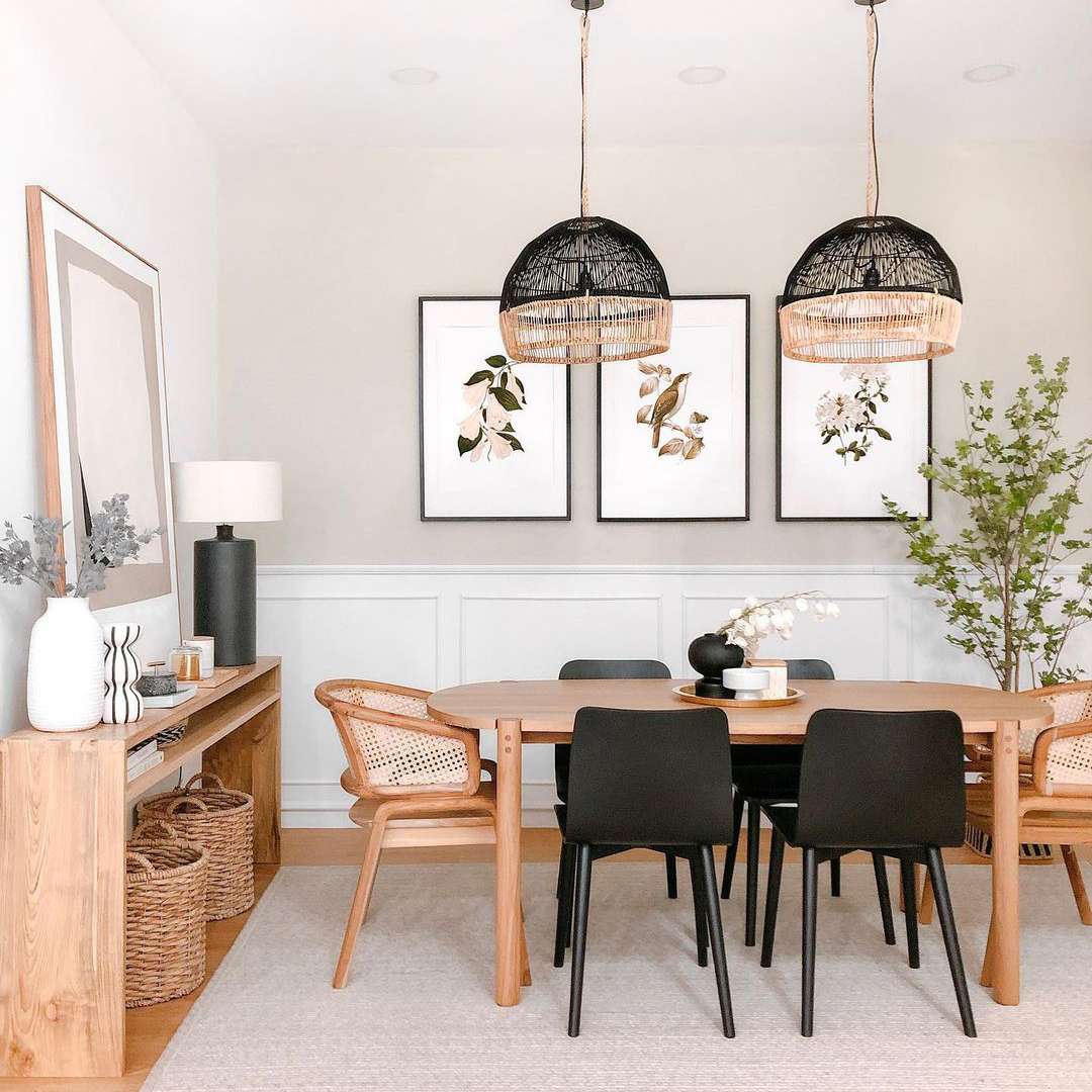 斯堪的里风格的用餐室，带浅色和黑色椅子。