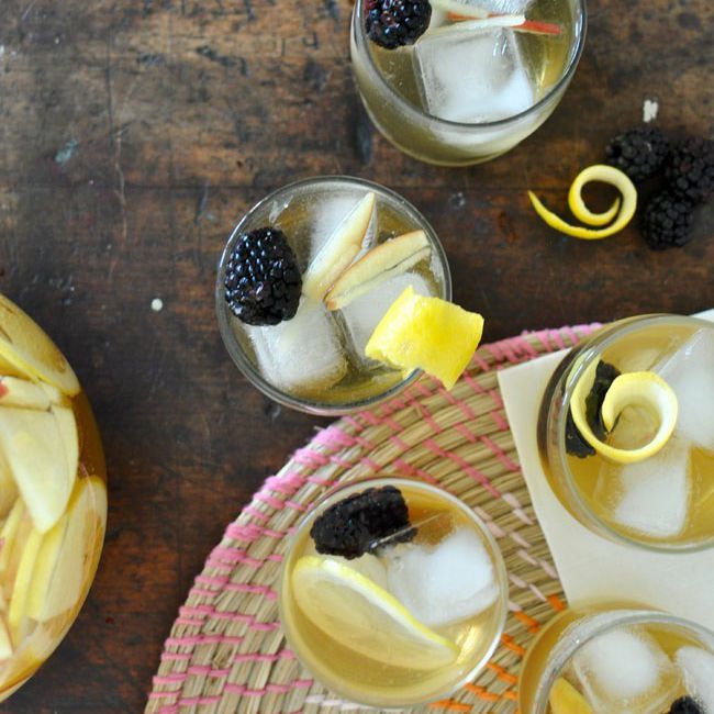 的桑格利亚眼镜航拍配上柠檬和黑莓。