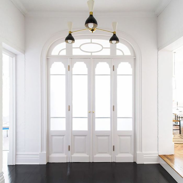 在入口处有光泽的黑色硬木地板