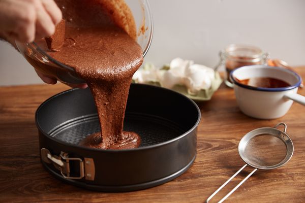 巧克力蛋糕面团倒进一个锅里