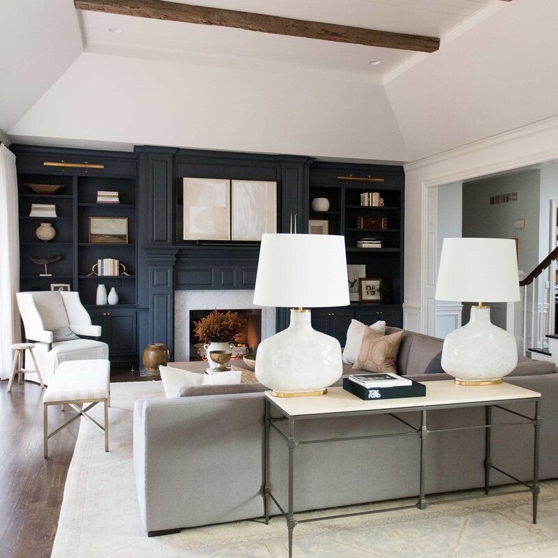 蓝色和白色的客厅与木梁。