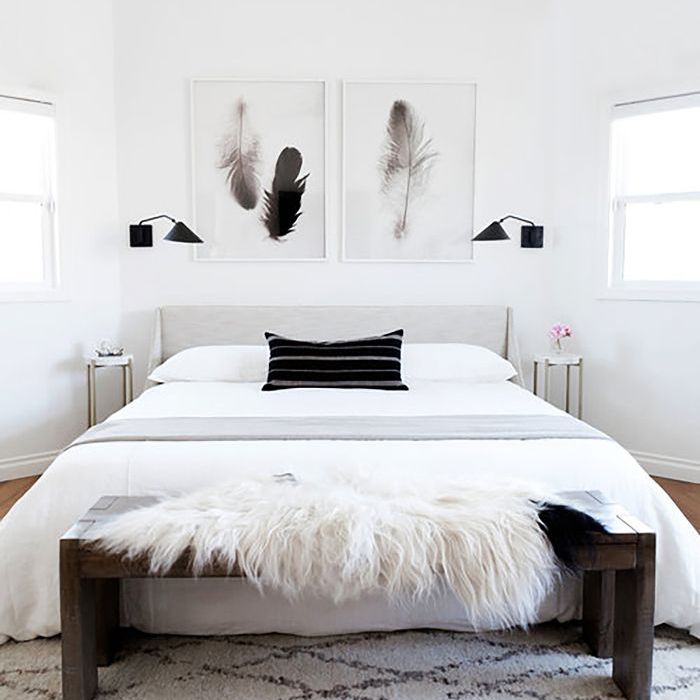 卧室艺术:床上挂着一对羽毛图案