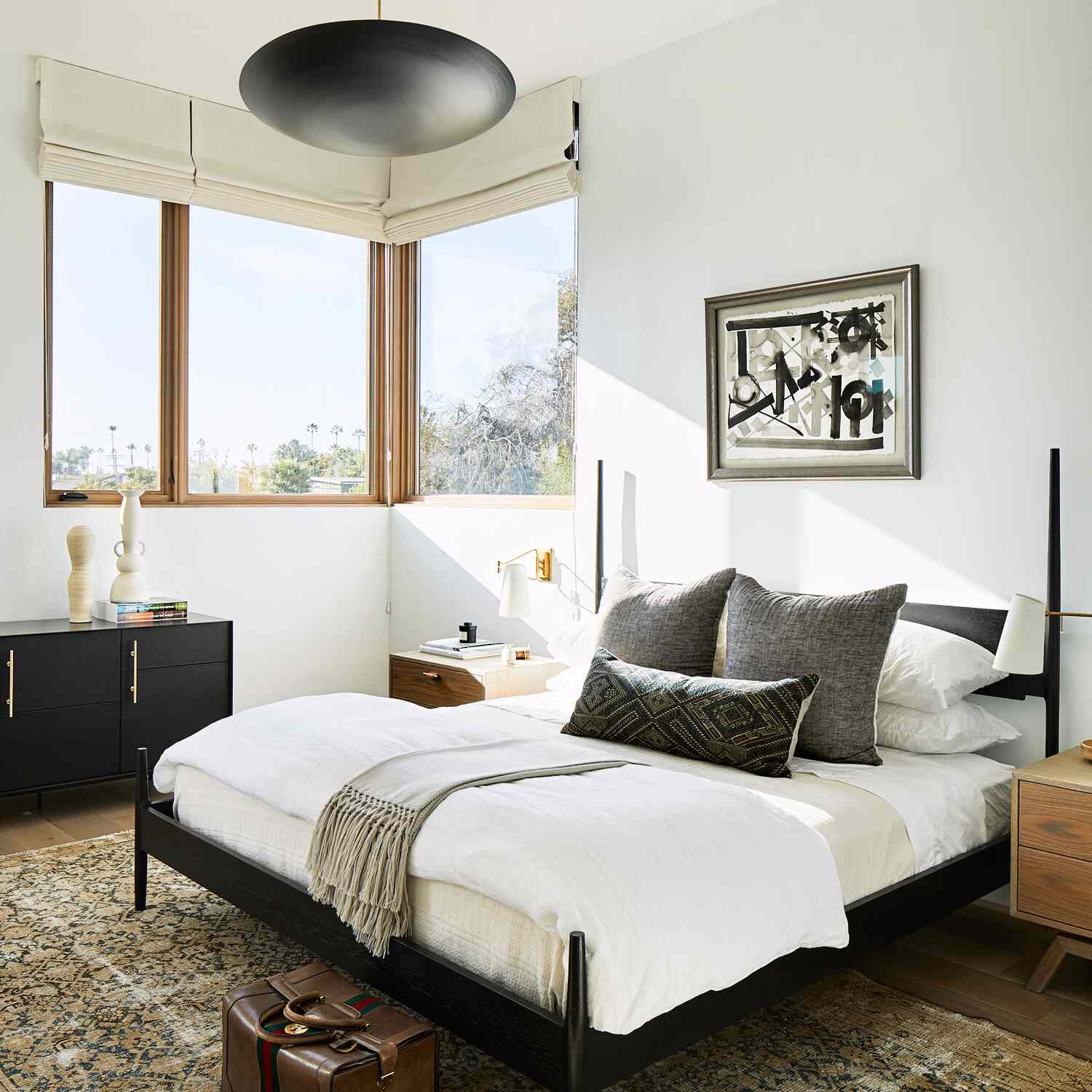 一间充满象牙色、黑色、白色和其他中性色的卧室
