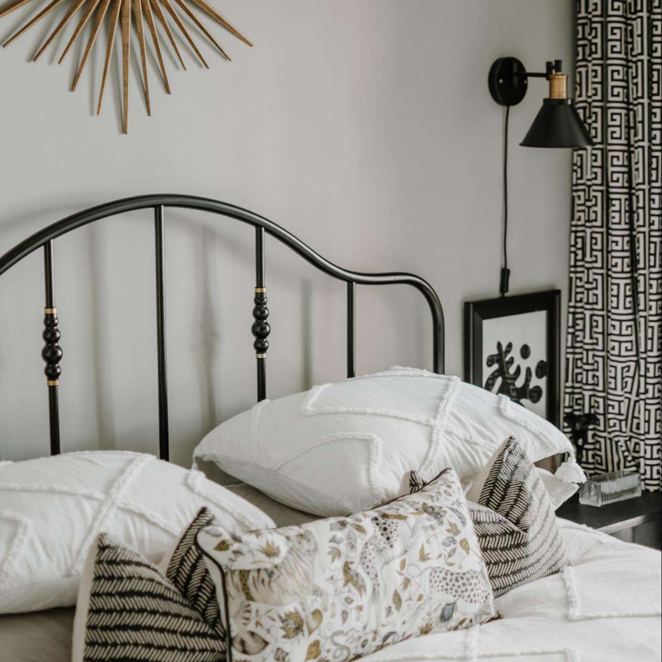 轻巧的白色夏天床上用品。