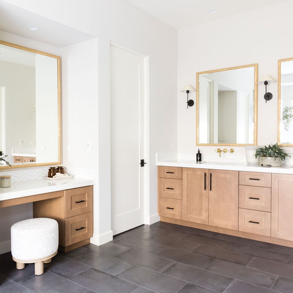 双重梳妆台延伸到一个角落