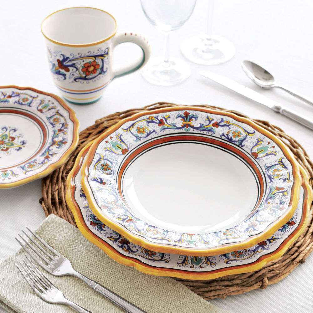 Nova Deruta餐具成套，在桌子旁边