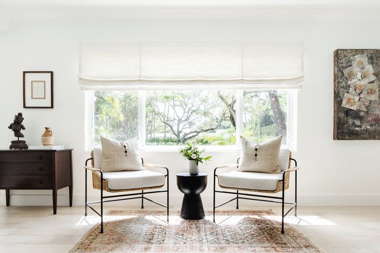 明亮的休息区与白色阴影的窗户。