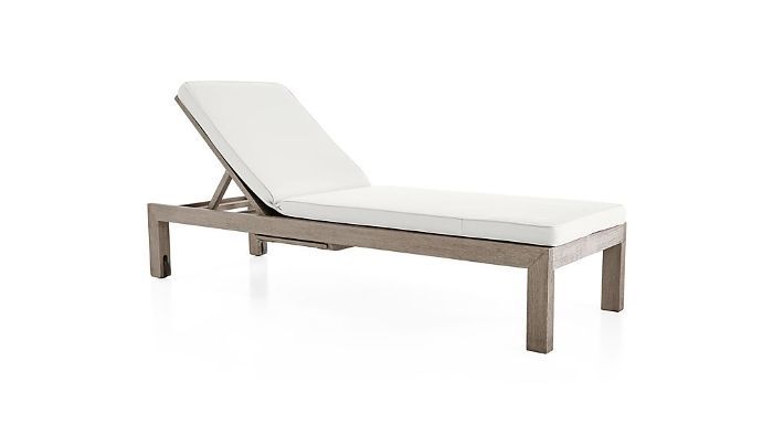 最好的时间去买家具板条箱和桶赛船会灰色洗躺椅与Sunbrella垫子