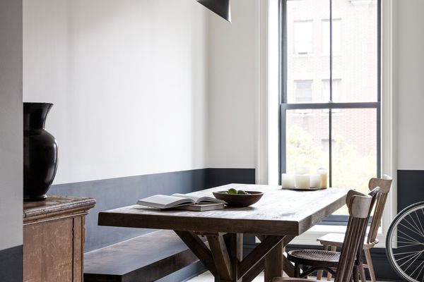 用黑色和白色油漆用餐室