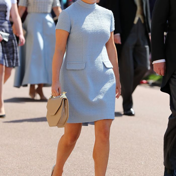 梅根和哈里的皇室婚礼嘉宾的服装:尤金妮公主穿着一件蓝色短裙