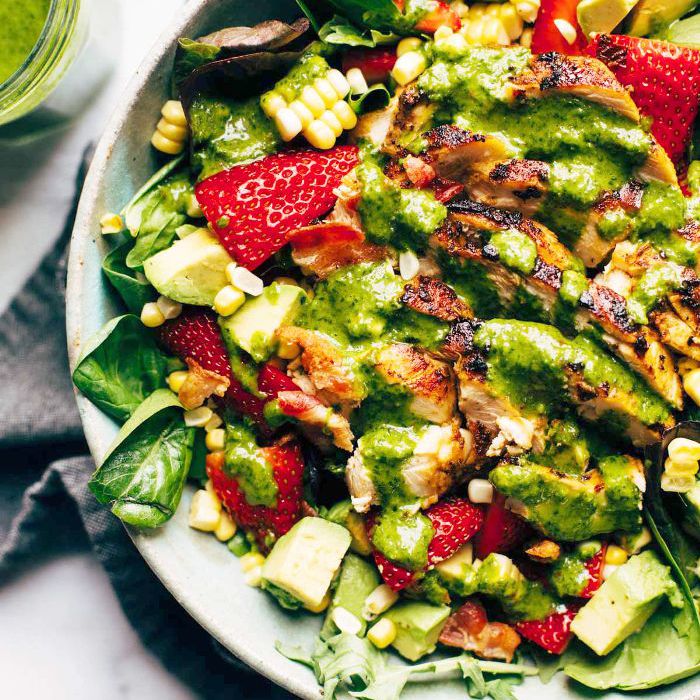 鸡肉，玉米和鳄梨沙拉