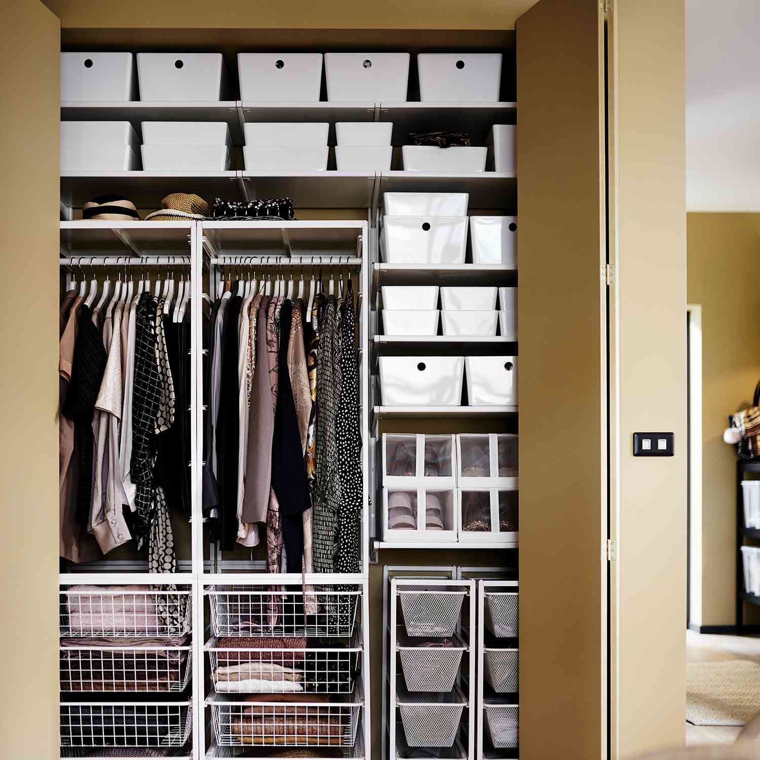 壁橱与网格存储内置在。