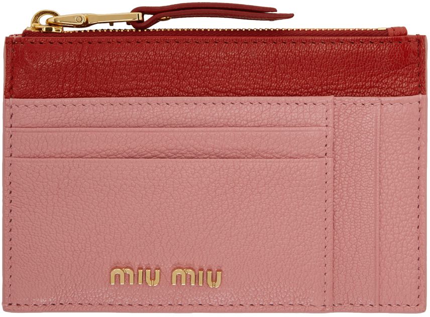 红色和粉红色皮革拉链信用卡持有人。