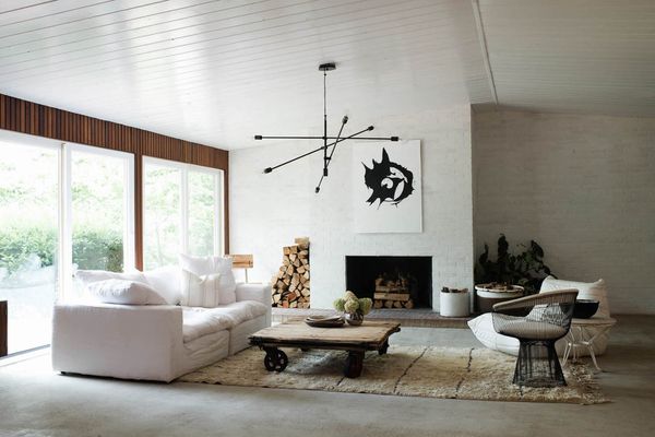 客厅有彩绘的白色砖墙