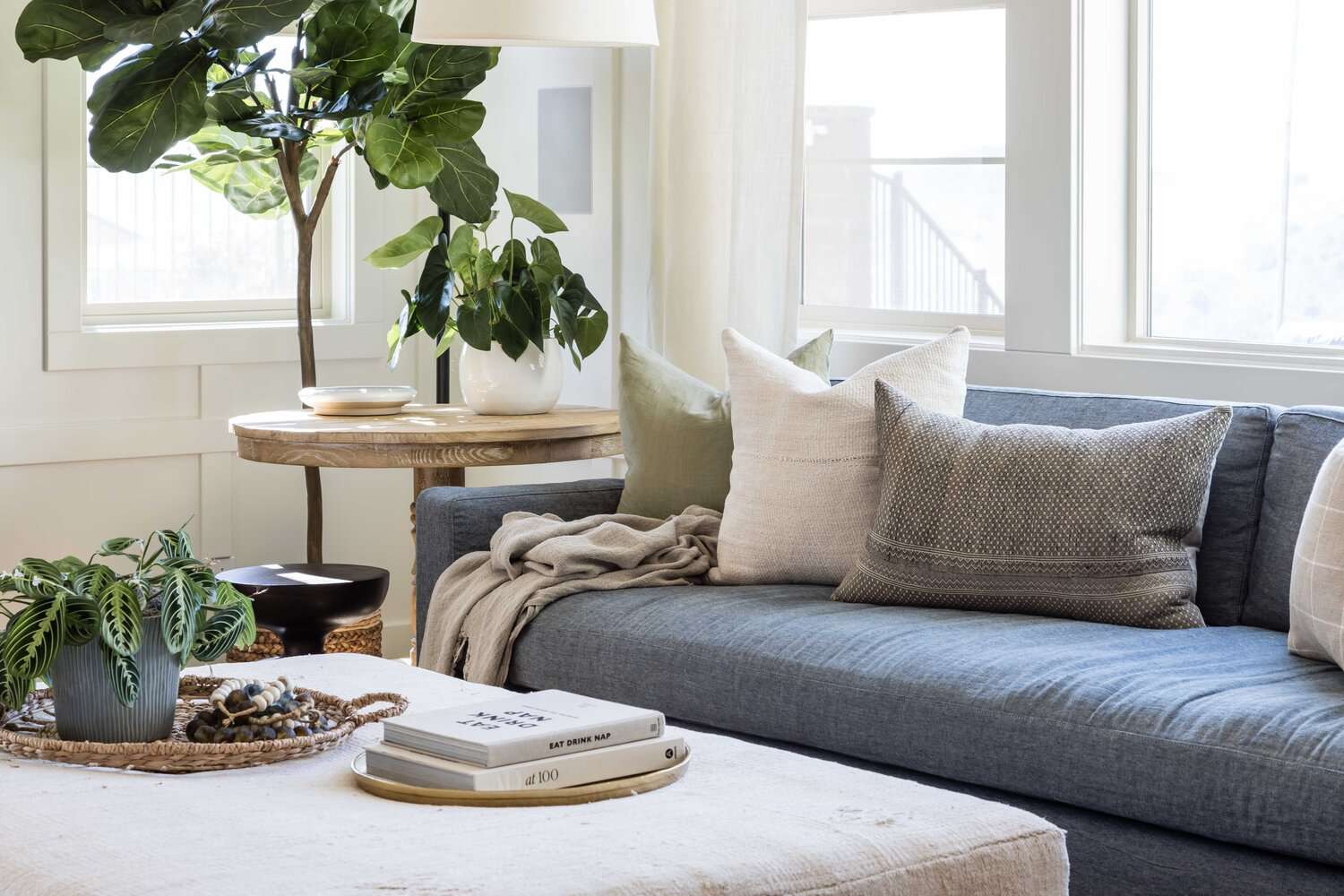 特写沙发和咖啡桌与书。