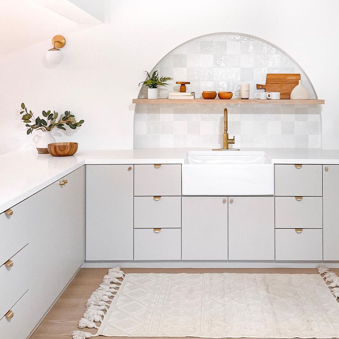 柔软的中性厨房用黄麻地毯。