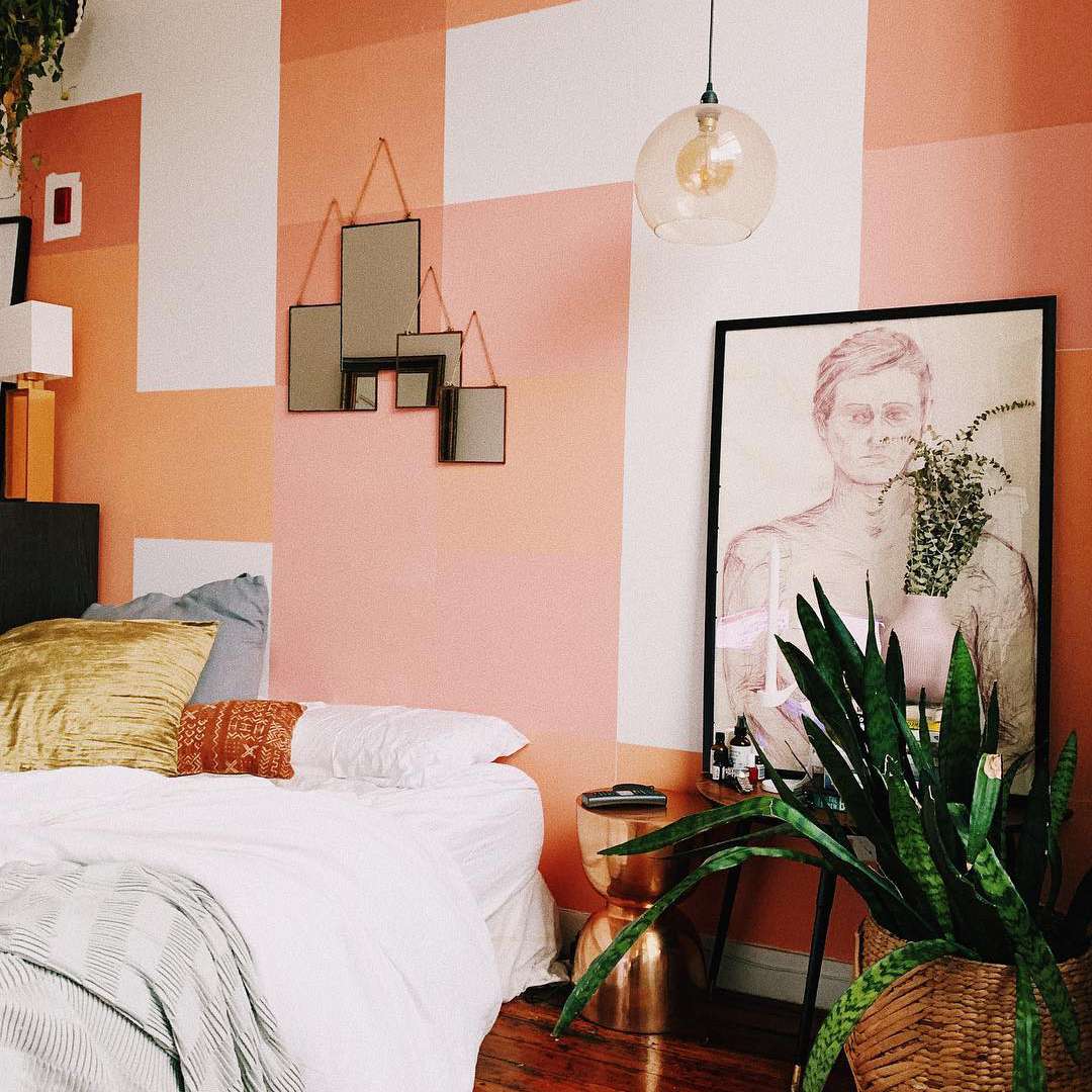 有图形油漆设计的现代桃子卧室在墙壁上。