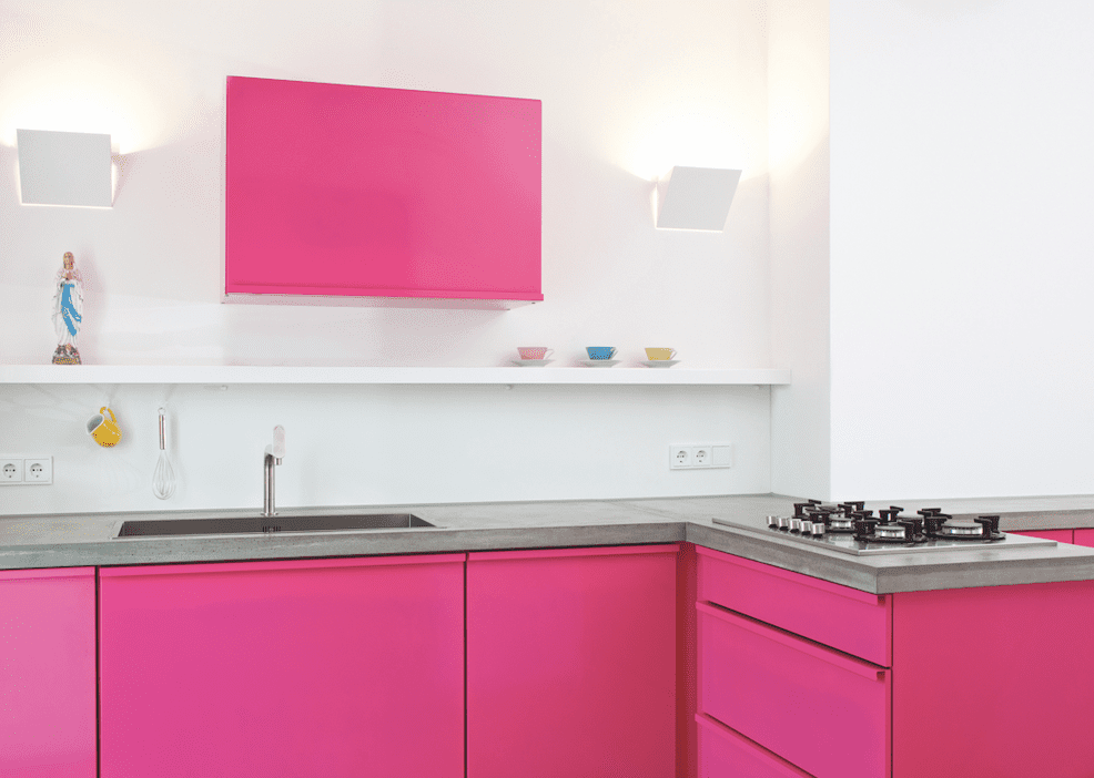 厨房里有光滑的粉红色橱柜