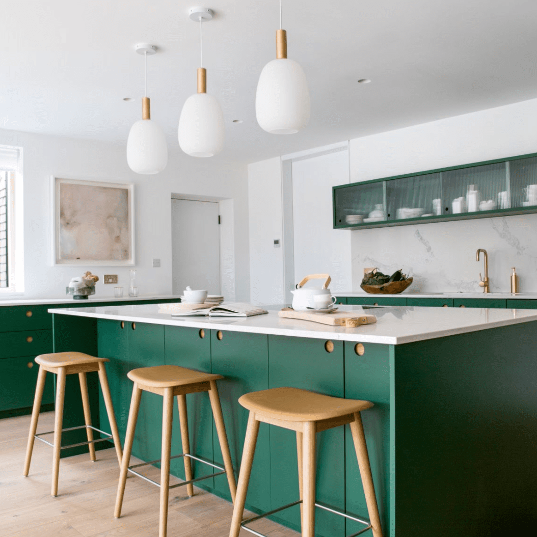 带充满活力的祖母绿绿色橱柜的厨房