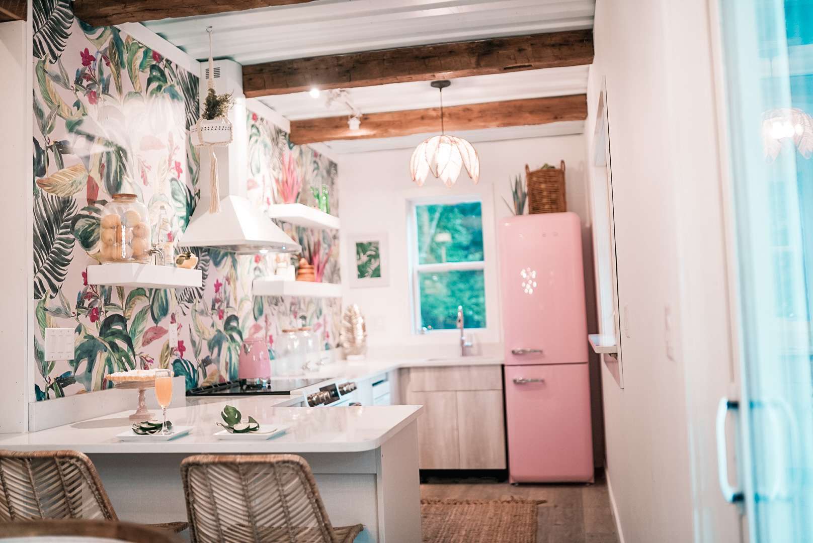 粉红基韦斯特风格厨房