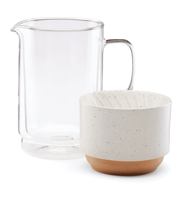 丹斯克咖啡倒在咖啡壶上